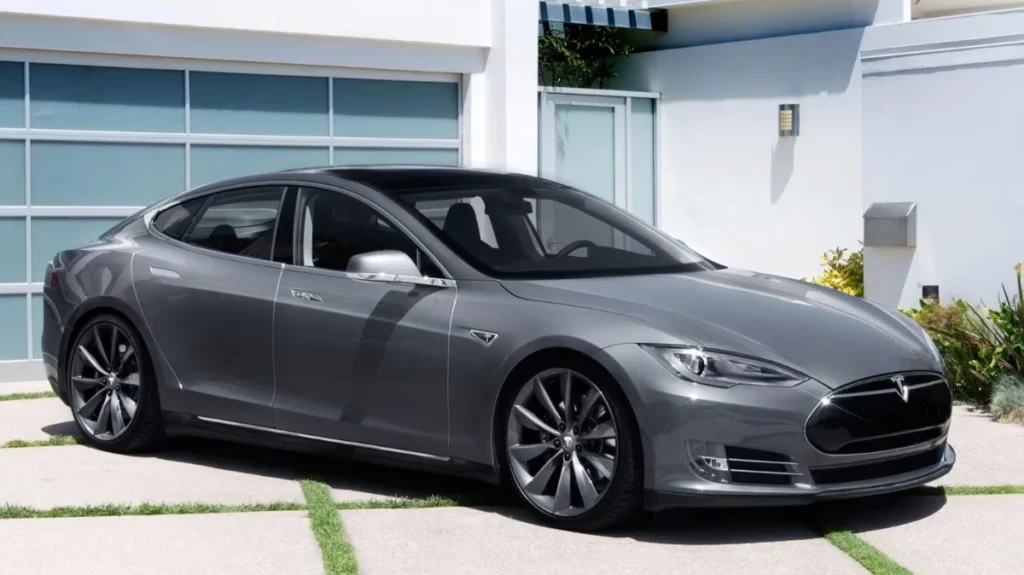 Comprou um Tesla Model S com 11 anos por cerca de 11.000 euros. E a bateria?