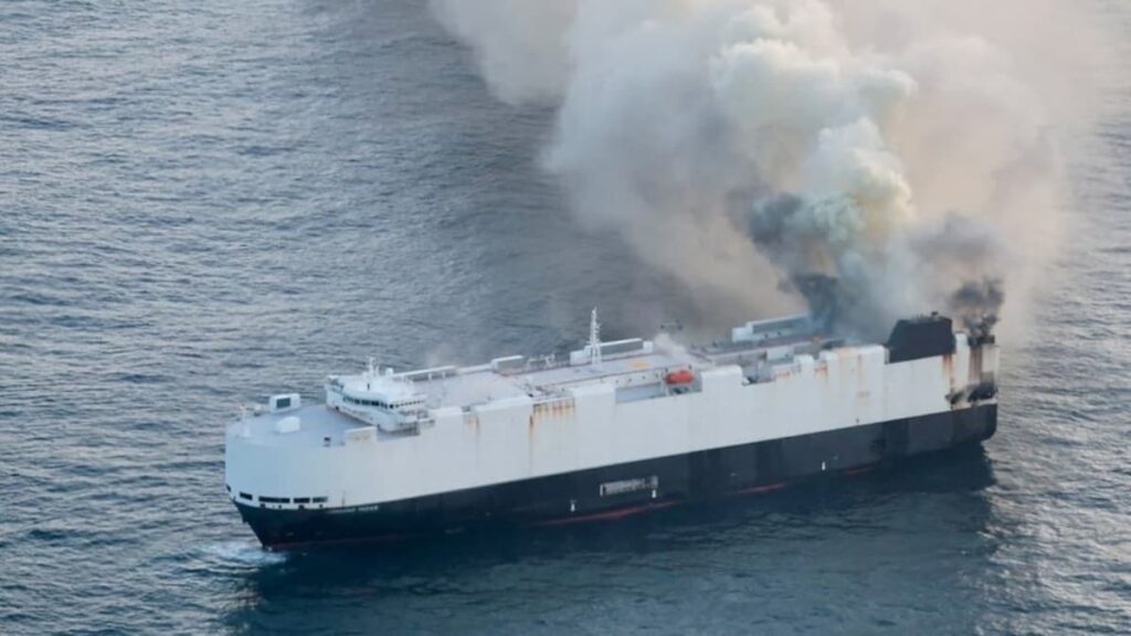 Navio de carga com milhares de carros afundou e o prejuízo vai em 120 milhões de dólares