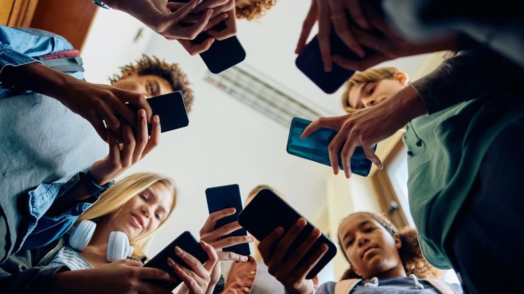 Telemóveis estão proibidos nas escolas até ao 6.º ano