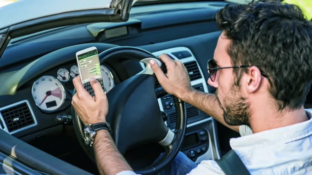 Sabia que quando lê uma notificação ao volante perde 450 metros de estrada a 130 km/h?