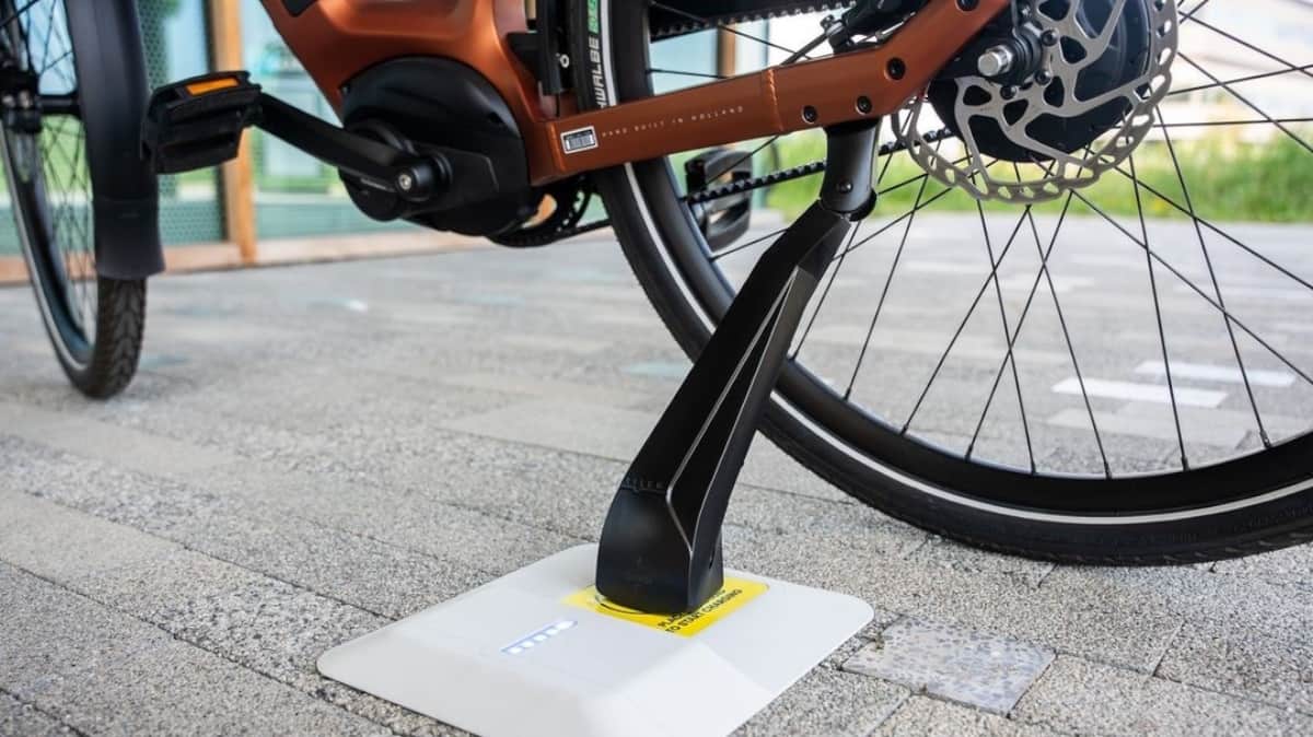 Diga adeus aos cabos: com este carregador, basta estacionar a bicicleta elétrica