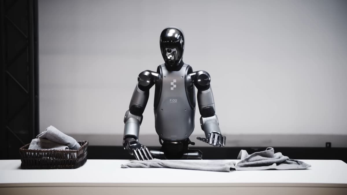 O robô humanoide Figure 02 já dobra roupa sem esforço. Veja o vídeo!