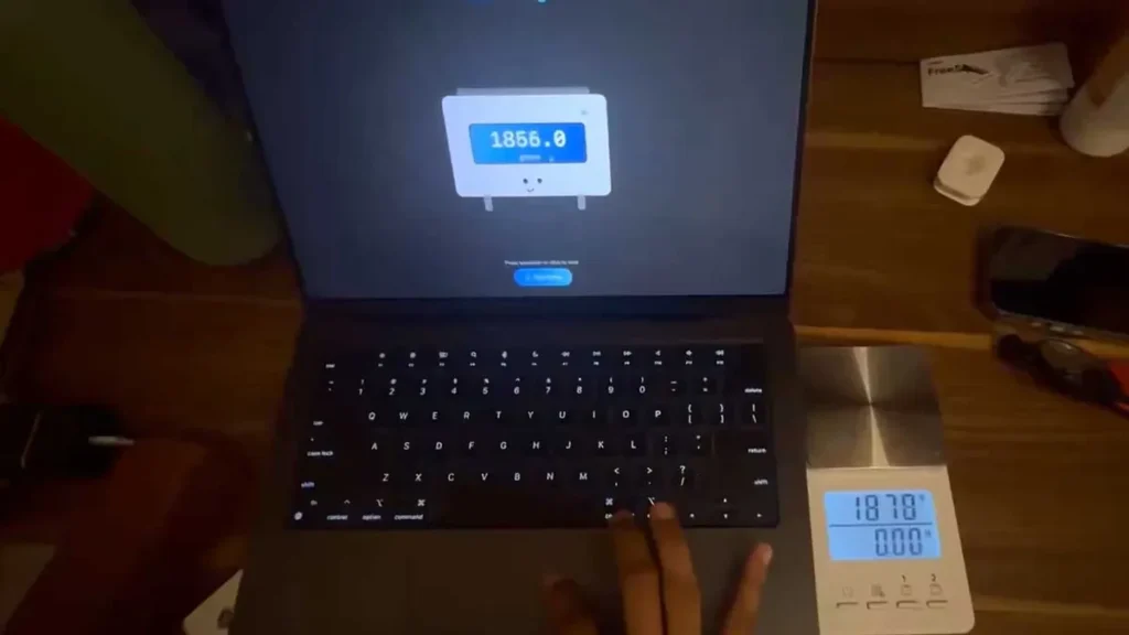Quer transformar o seu MacBook numa balança? Eu também não, mas dá!