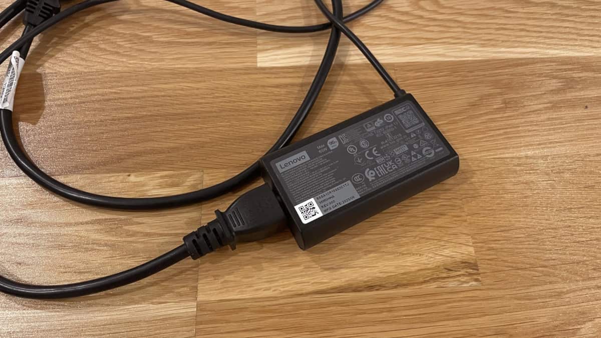 Porque o carregador dos computadores portáteis tem uma “caixa” no cabo