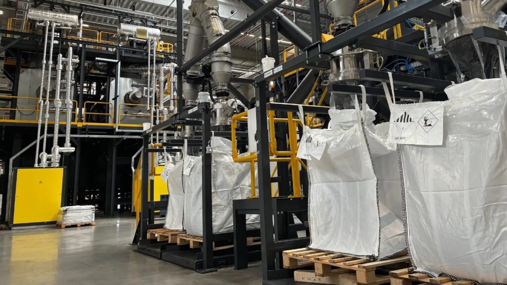 Baterias usadas, resíduos tóxicos ou ouro tecnológico? A nova fábrica vai responder
