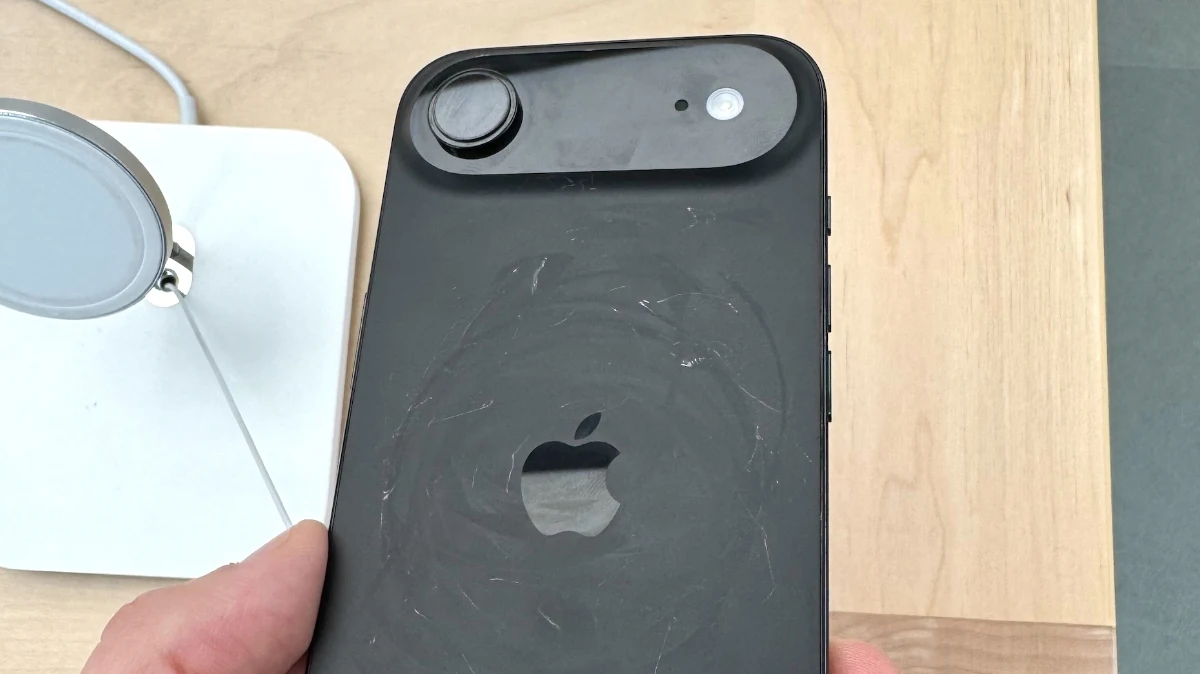 Apple culpa carregadores MagSafe em loja por riscos nos modelos de exposição iPhone 17 Pro
