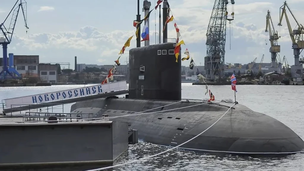 Submarino russo navega em emergência e corre risco de explosão