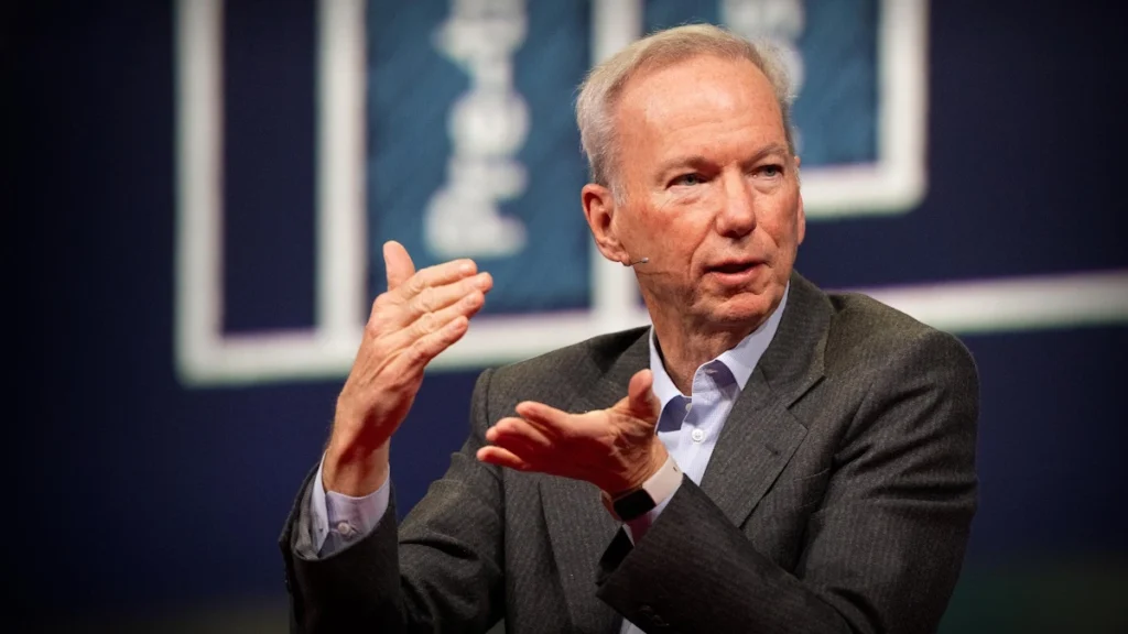 Ex-CEO da Google critica teletrabalho e defende cultura de 72 horas semanais
