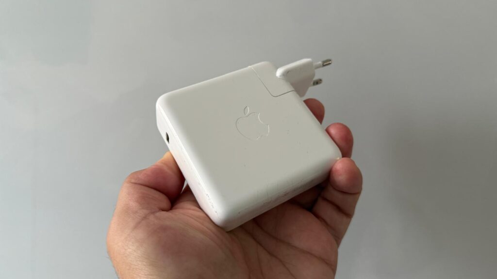 Novo MacBook Pro chega sem carregador, mas a culpa não é da Apple