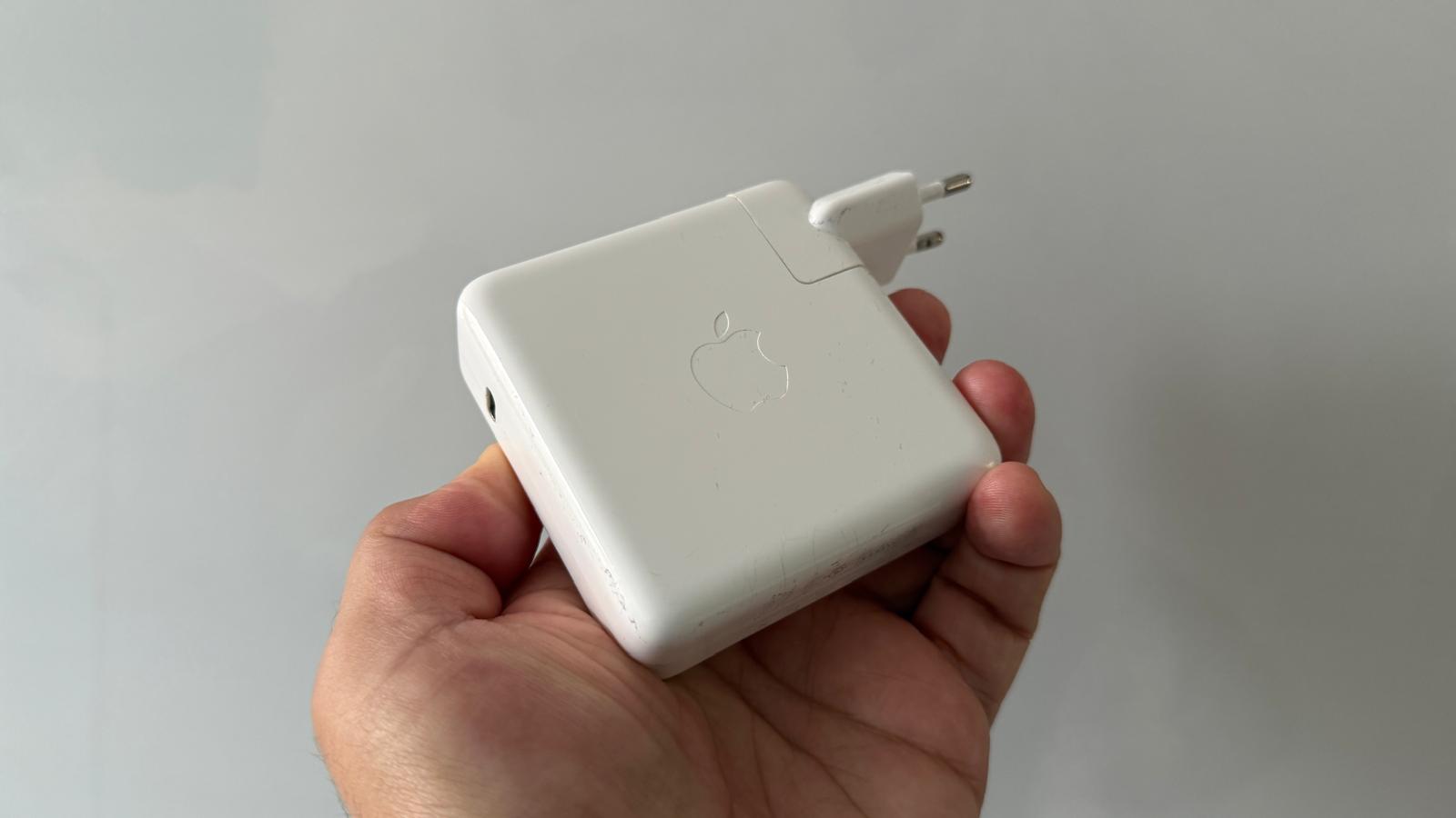 Novo MacBook Pro chega sem carregador, mas a culpa não é da Apple