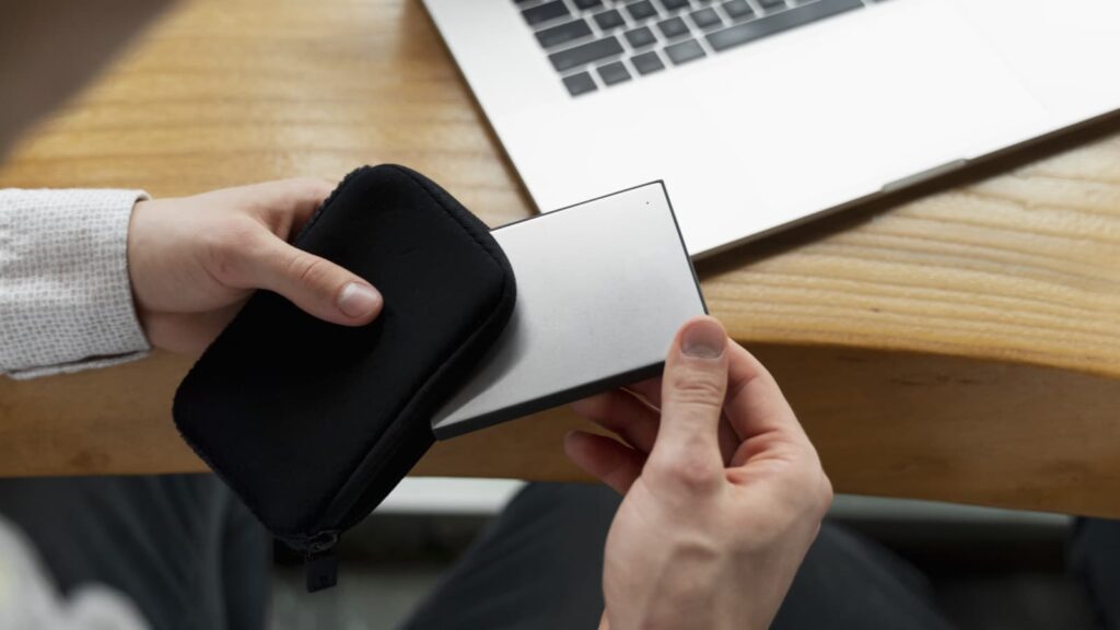 1 TB que cabe na palma da mão: este disco externo pode ir para todo o lado, sem atrapalhar