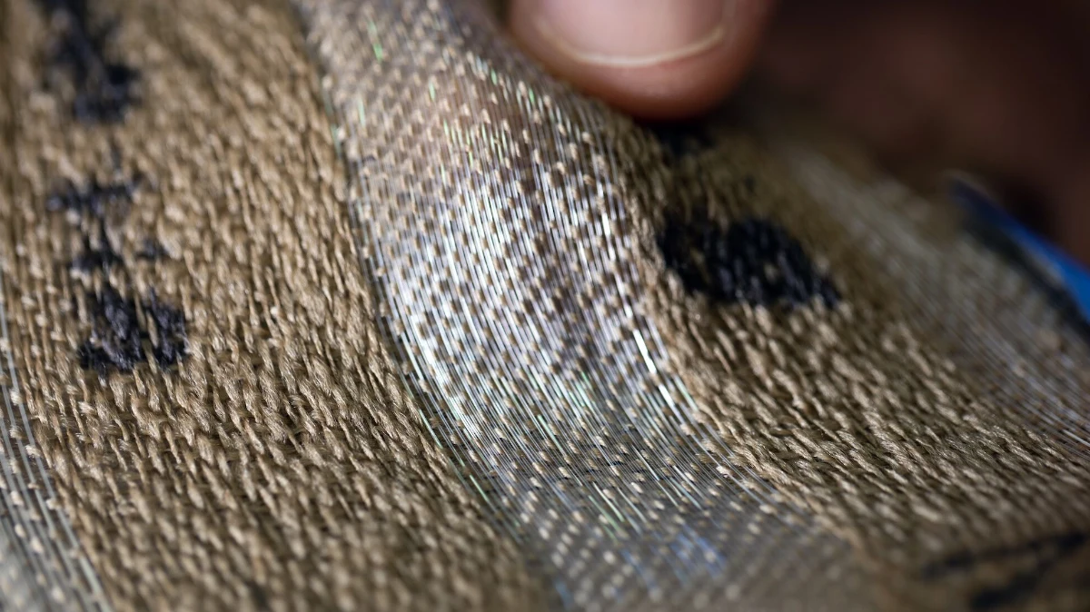 Fibras invisíveis na roupa que contam a sua história como um código genético