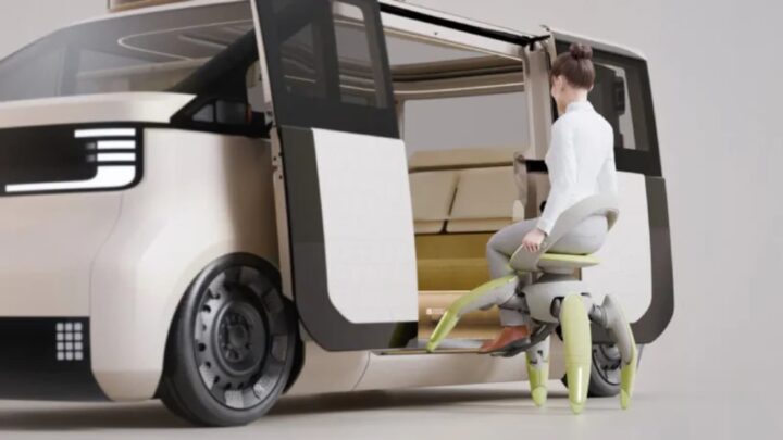 Cadeira de rodas autónoma da Toyota, mostrada no Japan Mobility Show 2025.